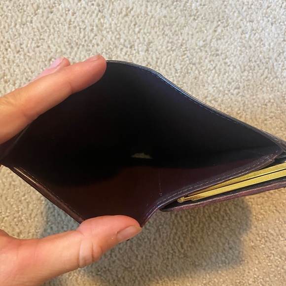 Authentic Louis Vuitton Vernis Kisslock compact wallet in black - Picture 6 of 8